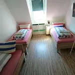 Nest City - Not A Hotel, Private Room With Shared Showers, No Parking, Breakfast, Or Kitchen, Towels Available For A Fee, Check-In 4 Pm To 11 Pm