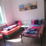 Nest City - Not A Hotel, Private Room With Shared Showers, No Parking, Breakfast, Or Kitchen, Towels Available For A Fee, Check-In 4 Pm To 11 Pm