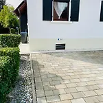 Kleine Ein Zimmer Wohnung Mit Gartenanlage