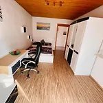 Kleine Ein Zimmer Wohnung Mit Gartenanlage