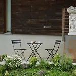 Design-Apartment im Architekten-Haus aus Holz