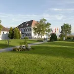 Apartment With Swimming Pool