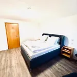 Private Room With Bathroom And Lake View In Guest House