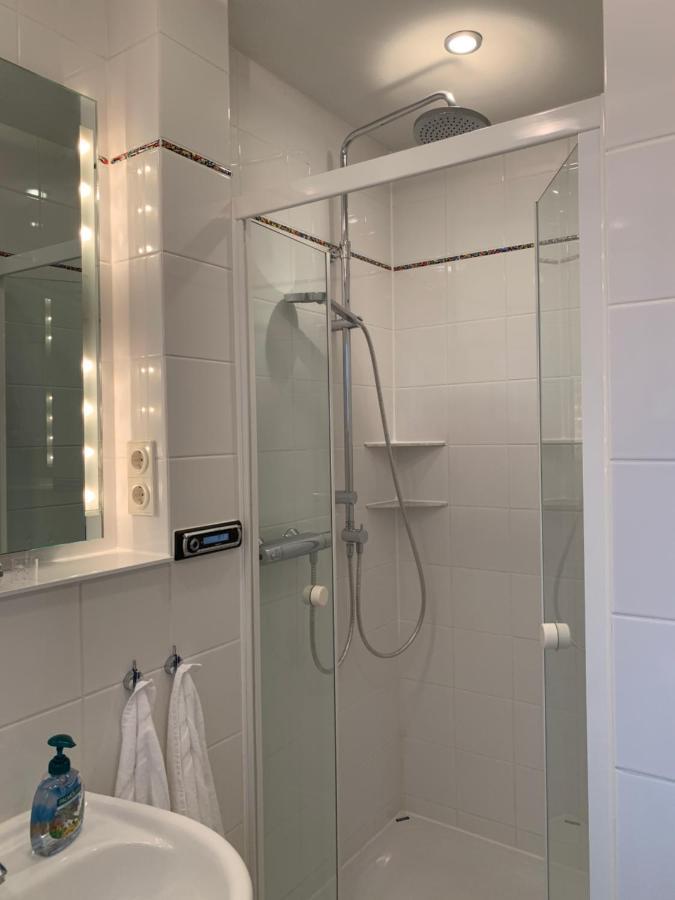 Koln In Bornheim-sechtem, Nahe Phantasialand, Bruhl, Koln, Bonn, Db-anschluss, Messe-koln, Business-komfort Apartment *