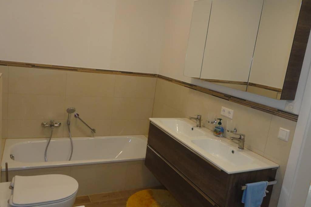 2 Zi-wohnung, 350 M Zum Apartment Friedrichshafen