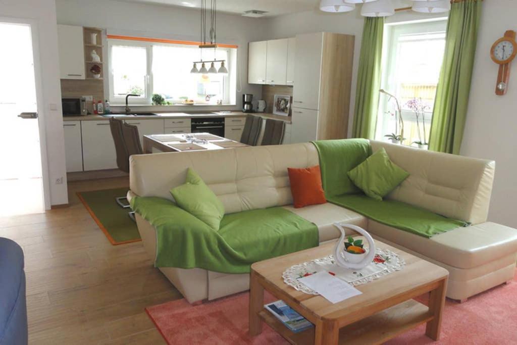 2 Zi-wohnung, 350 M Zum *