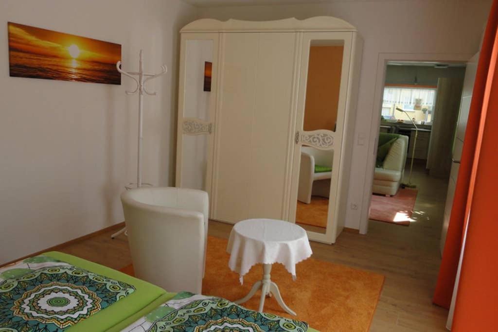 Apartment 2 Zi-wohnung, 350 M Zum