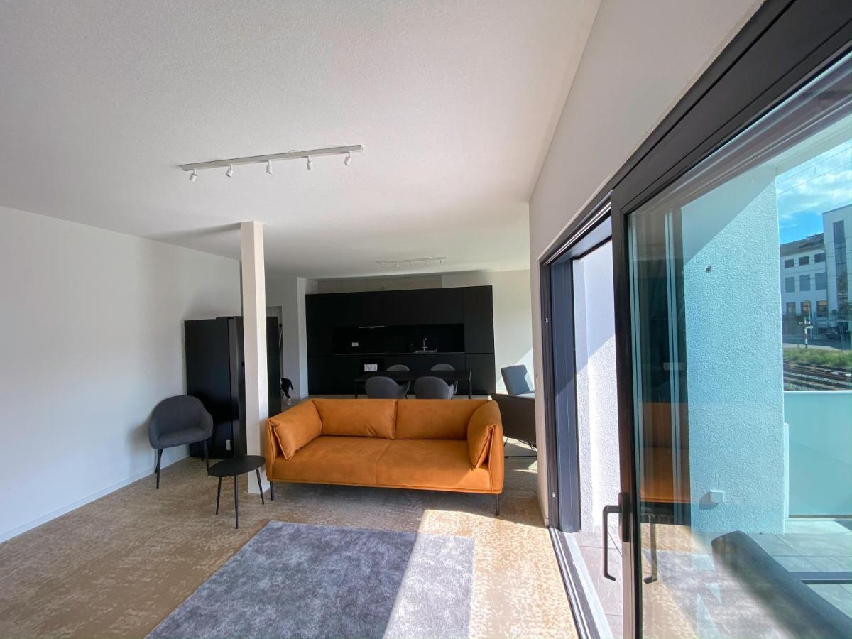 Lakeside Apartment *