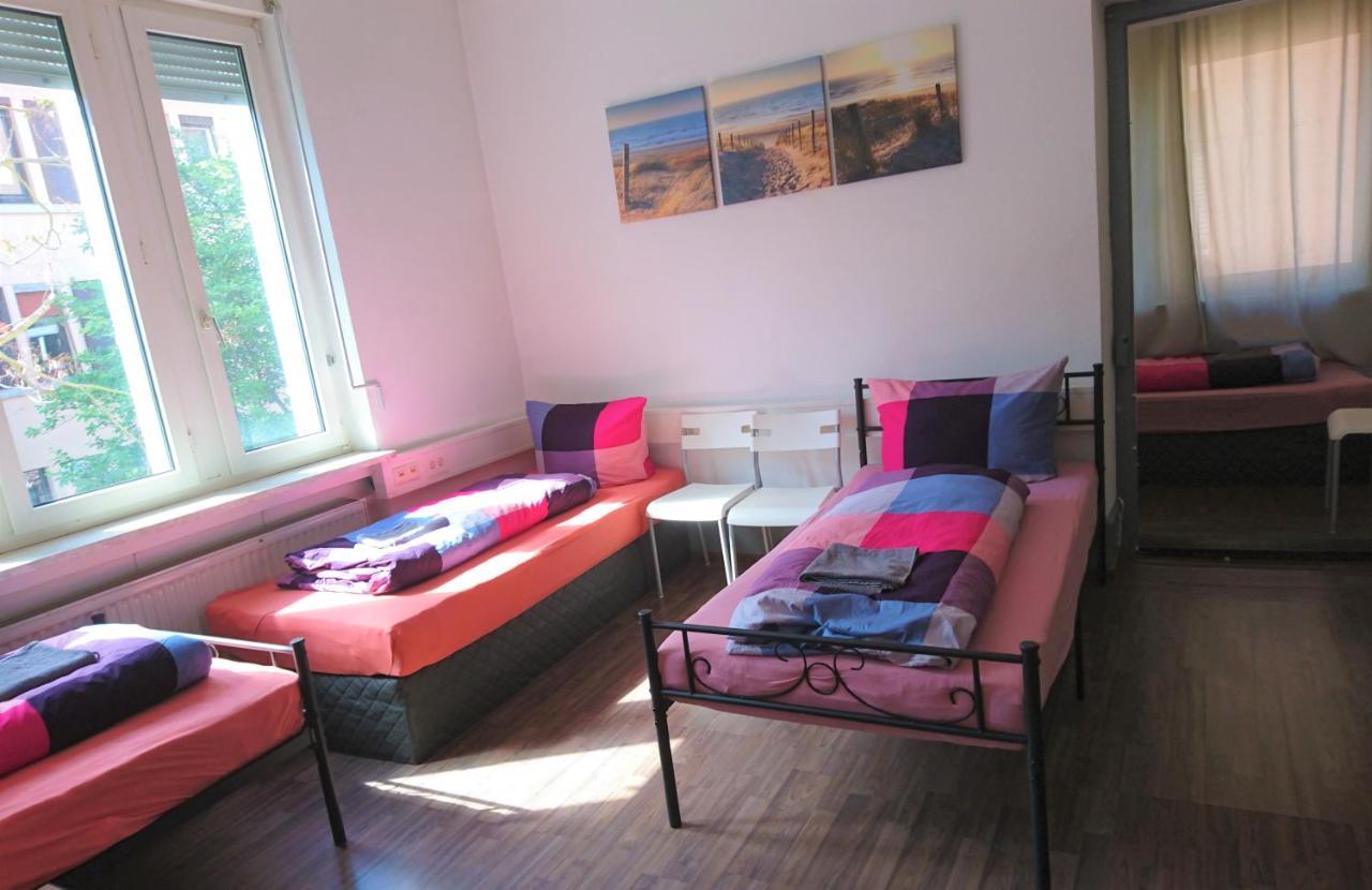 Nest - Not A Hotel, Private With Shared Showers, No Parking, Breakfast, Or Kitchen, Towels Available For A Fee, Check-in 4 Pm To 11 Pm Homestay
