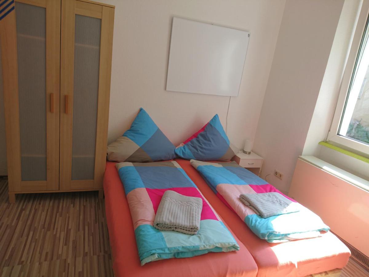 Nest - Not A Hotel, Private With Shared Showers, No Parking, Breakfast, Or Kitchen, Towels Available For A Fee, Check-in 4 Pm To 11 Pm *