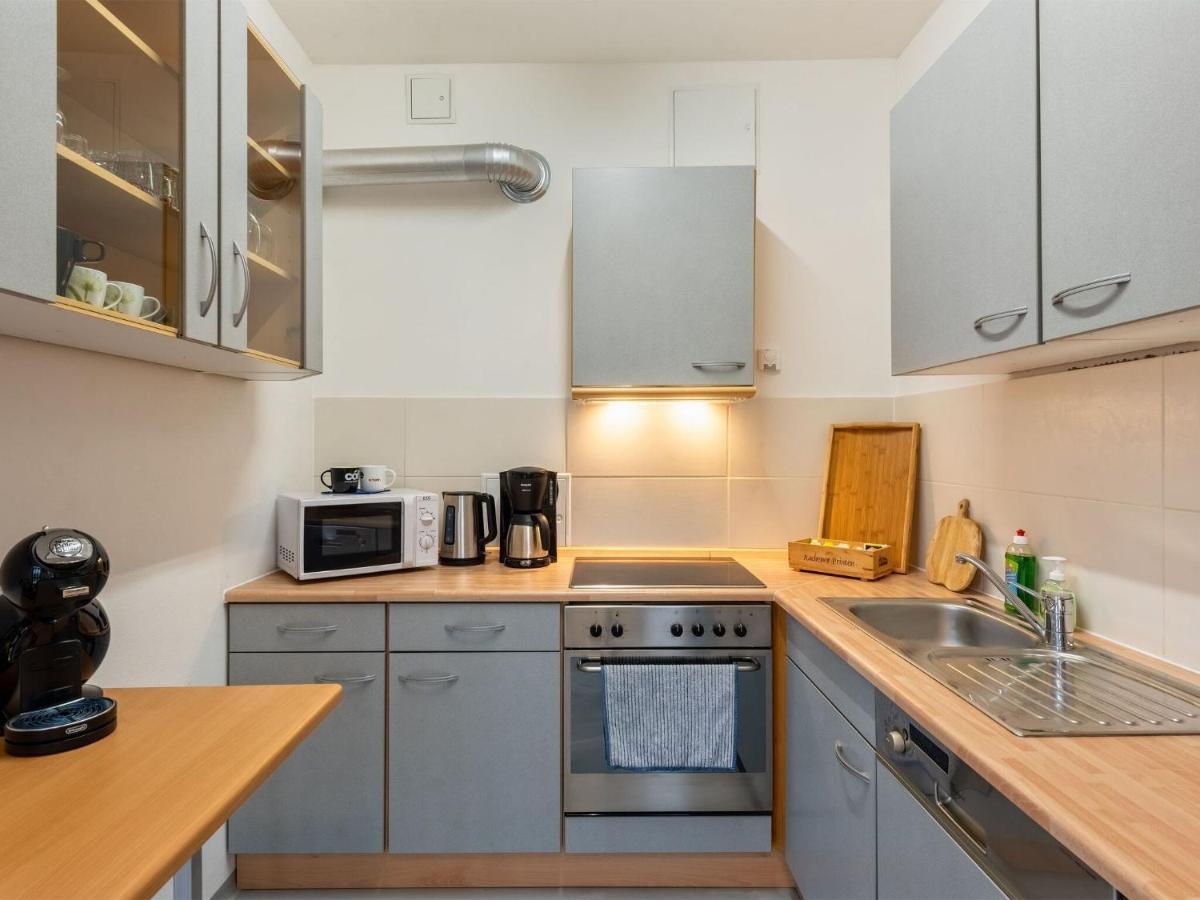 Cheerful And Bright With Fireplace And Garden *