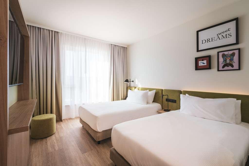 Hampton By Hilton Hotel *