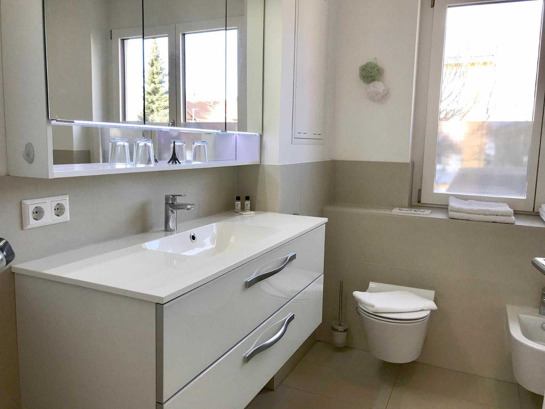 1st Floor - Hochwertige Mit Balkon Und Aufzug Apartment *