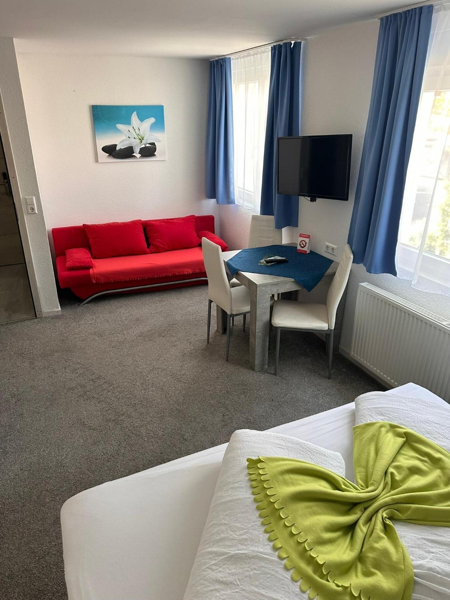 Gaestehaus Uezel Homestay *