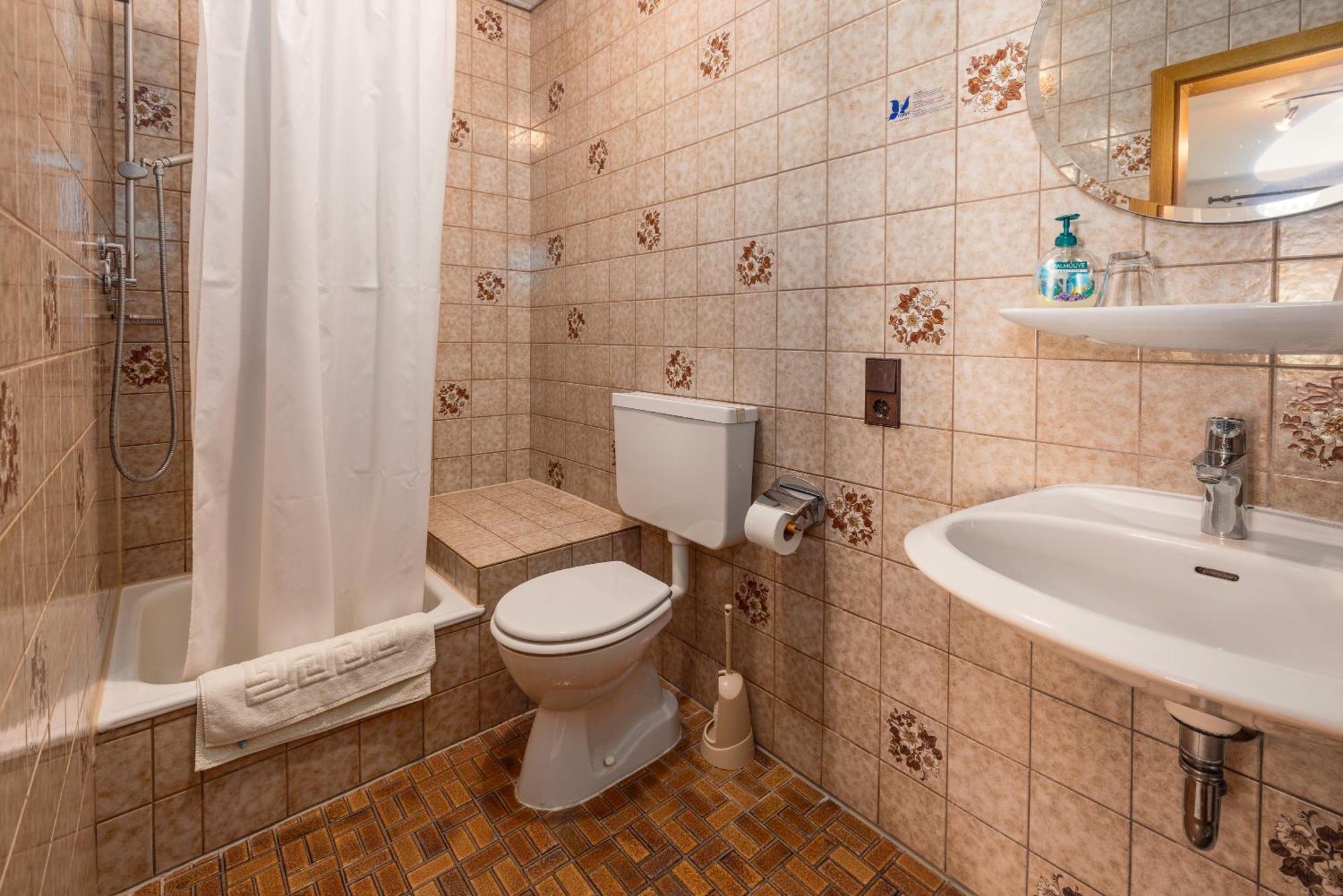 Gasthof Gaestehaus Noller *