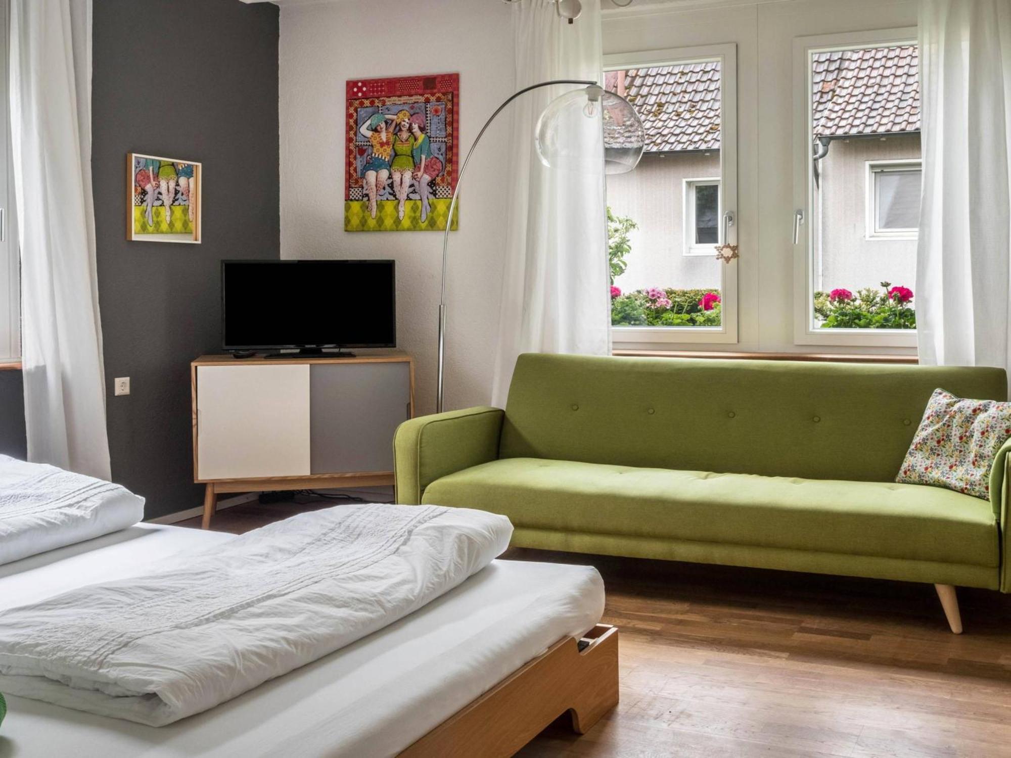 Guest house Seeglueck Oase - Charmante Mit Garten Gaestezimmern Und Tiny House Nahe Universitaet Insel Mainau Und In