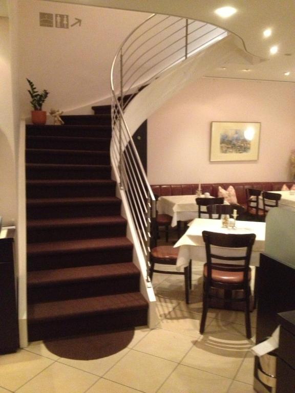 Hotel & Restaurant 