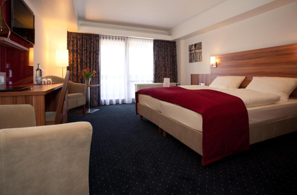 Hotel Knaus Am Hafen 3*