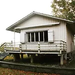 Haus Am Seeufer Mit Veranda In Natuerlicher Umgebung