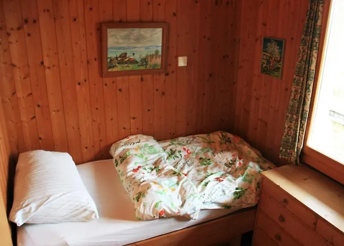 Haus Am Seeufer Mit Veranda In Natuerlicher Umgebung